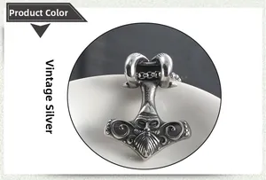 Gros plan du pendentif Mjolnir rétro avec visage de guerrier viking en acier inoxydable
