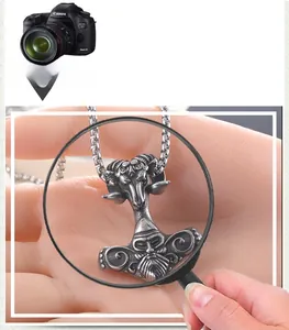Vue macro du pendentif totem viking en acier inoxydable argenté au style rétro