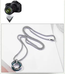 Gros plan du pendentif à anneaux entrelacés argent et bleu sur une chaîne box