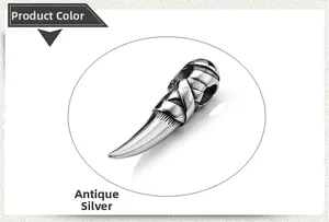 Détail du pendentif dent de loup vintage argent antique avec motifs en spirale