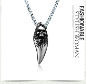 Nahaufnahme von Vintage Silber Totenkopf Anhänger mit Edelstahlkette für Herren