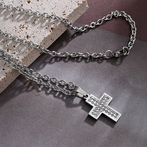 Collana con pendente a croce in acciaio inossidabile hip hop con cristalli scintillanti