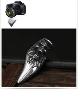 Nahaufnahme eines Edelstahl-Totenkopf-Anhängers im Punk-Stil auf dunklem Holzgrund