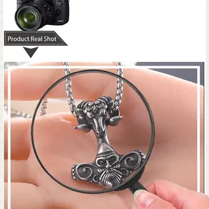 Pendentif totem crâne de bélier viking en acier inoxydable avec détails en relief
