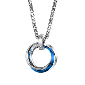 Collier avec pendentif à trois anneaux entrelacés en argent et bleu sur une chaîne robuste