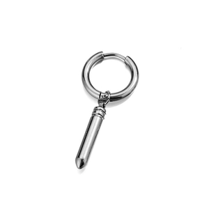 Détail macro de la boucle d'oreille en acier inoxydable argenté avec pendentif balle