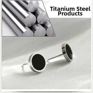Détail macro de boucles d'oreilles haltères en acier titane avec incrustation noire et fini poli