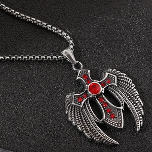 Collier rétro punk croix et ailes en acier titane avec strass rouges et chaîne