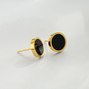 Boucles d'oreilles barbell minimalistes avec opale noire sur soie blanche