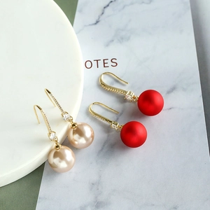 Paire de boucles d'oreilles élégantes en perles rouges et champagne avec crochets dorés