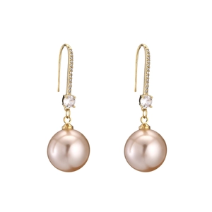 Détail macro de boucles d'oreilles en perles de champagne avec oxydes de zirconium