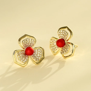 Elegante Blumenohrstecker in Gold mit roten Perlen und glitzernden Zirkonsteinen