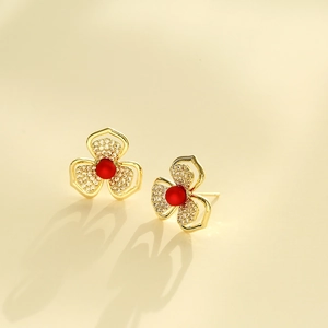 Elegante goldene Blumenohrstecker mit weißem Zirkonia und roter Perle im Zentrum