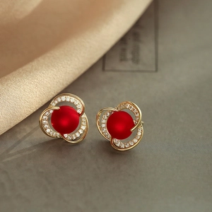 Boucles d'oreilles géométriques plaquées or avec perles rouges et accents de cristal blanc