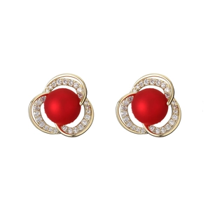 Boucles d'oreilles dorées avec perle rouge et cristaux pavés au style géométrique chic