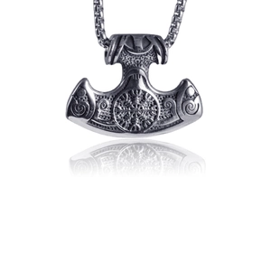Vue détaillée du pendentif Mjölnir viking rétro avec gravures nordiques complexes