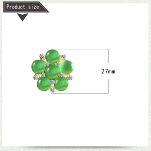 Dettaglio orecchino a fiore con pietre occhio di gatto verdi e strass, misura 27mm