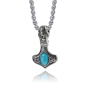 Collier marteau de Thor vintage en acier inoxydable avec pierre turquoise sur fond blanc