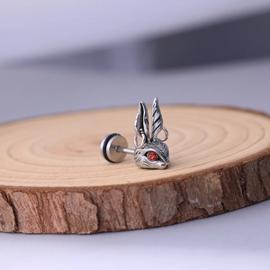 Boucle d'oreille lapin vintage en acier avec yeux rouges sur socle en bois