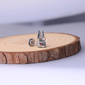 Boucle d'oreille lapin vintage en acier inoxydable avec yeux rouges sur bois