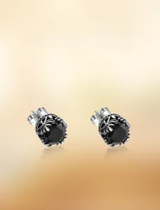 Vue détaillée de boucles d'oreilles en acier inoxydable argenté avec pierre noire