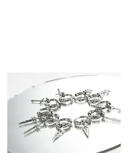 Détails de boucles d'oreilles en acier inoxydable argenté avec dagues gothiques