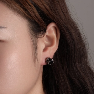 Boucles d'oreilles rétro en acier inoxydable avec pierre noire sur un modèle