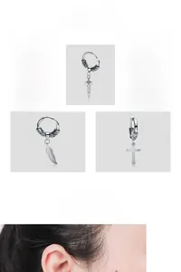 Gros plan de boucles d'oreilles créoles en acier avec textures vintage et pendentifs