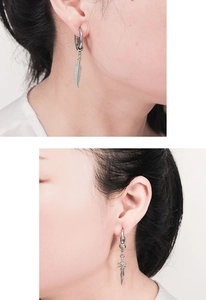 Boucles d'oreilles créoles minimalistes en acier inoxydable avec plume et croix