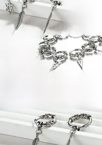 Détails des boucles d'oreilles vintage en acier titane argenté aux gravures gothiques