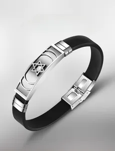 Détail du motif étoile et lune évidé en acier inoxydable sur bracelet sport en silicone