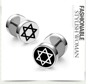Détail de boucles d'oreilles haltères en acier titane avec motifs hexagrammes noir et blanc
