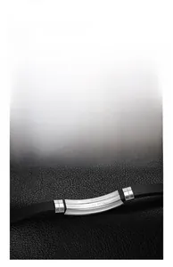Détail de la plaque en acier inoxydable gravée sur un bracelet en silicone noir pour homme