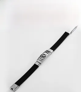 Détail de la breloque hexagramme en acier inoxydable sur bracelet en silicone noir