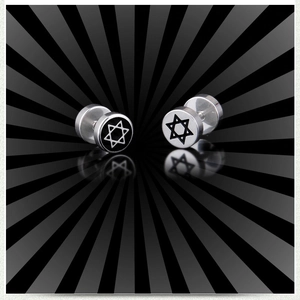 Gros plan de boucles d'oreilles haltères en acier titane avec motif étoile de David