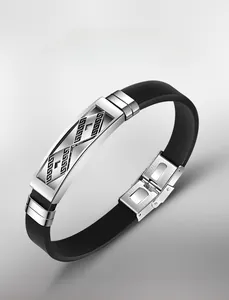 Dettaglio di un bracciale sportivo in acciaio inossidabile e silicone nero testurizzato