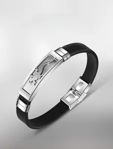 Détail d'un bracelet de sport en silicone noir avec plaque en acier inoxydable ajourée