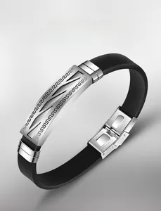 Gros plan sur la boucle en acier inoxydable avec motif géométrique sur bracelet en silicone