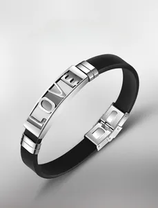 Detailansicht der Edelstahlschließe mit STAINLESS STEEL Gravur am Silikonarmband