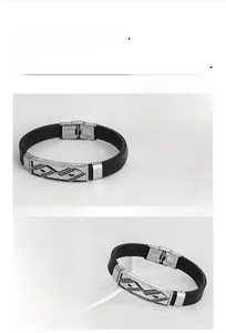 Dettaglio macro del bracciale da uomo in acciaio titanio con motivo greco e cinturino nero