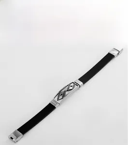 Dettaglio del motivo a meandro greco su bracciale in acciaio inossidabile e silicone