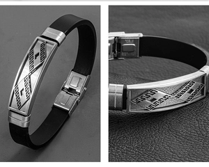 Dettaglio macro del bracciale da uomo in acciaio inossidabile con greca e fibbia in metallo