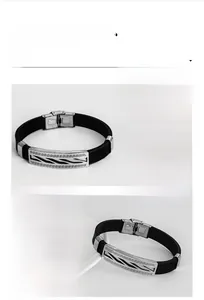 Détail macro du bracelet en silicone pour hommes avec élément géométrique en acier poli