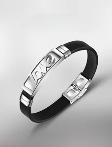Dettaglio del bracciale in silicone nero con incisione Love su acciaio inossidabile
