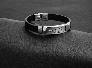 Détail macro du bracelet pour homme avec motif de lézard en acier et gravure
