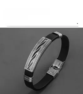 Détail du bracelet en silicone pour homme avec motif en acier inoxydable et fermoir