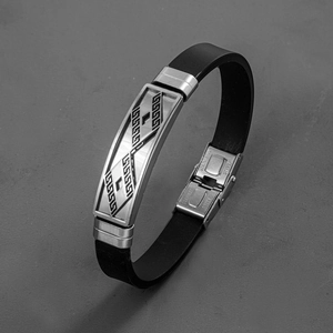 Dettaglio della fibbia in acciaio inossidabile con motivo geometrico su bracciale nero