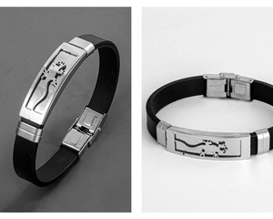 Détail macro d'une gravure de gecko en acier sur un bracelet sport en silicone noir