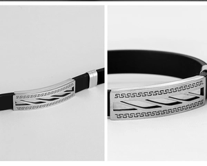 Détail du bracelet en silicone pour homme avec motif grec en acier inoxydable ajouré