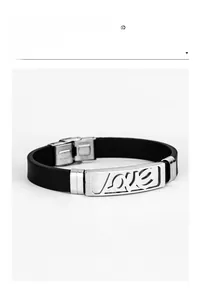 Dettaglio di un bracciale in silicone nero con piastra metallica Love traforata e chiusura